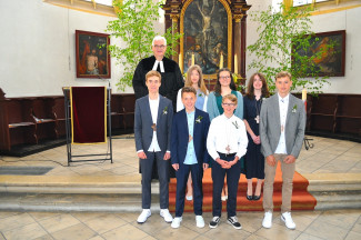 Gruppenbild der Konfirmanden in der Neupfarrkirche